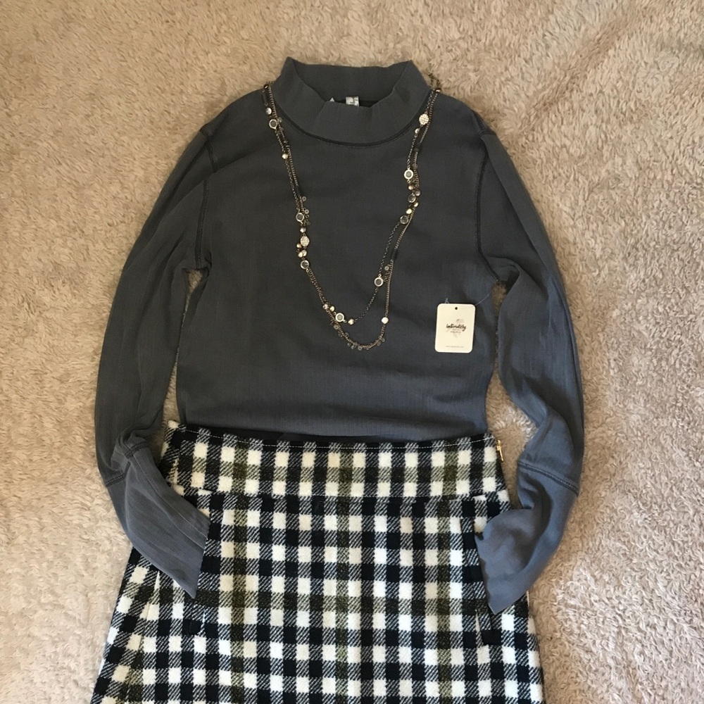 Long sleeve/turtleneck Grey shirt